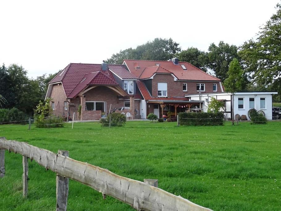 Charmante Ferienwohnung In Idyllischer Lage Jever Buitenkant foto